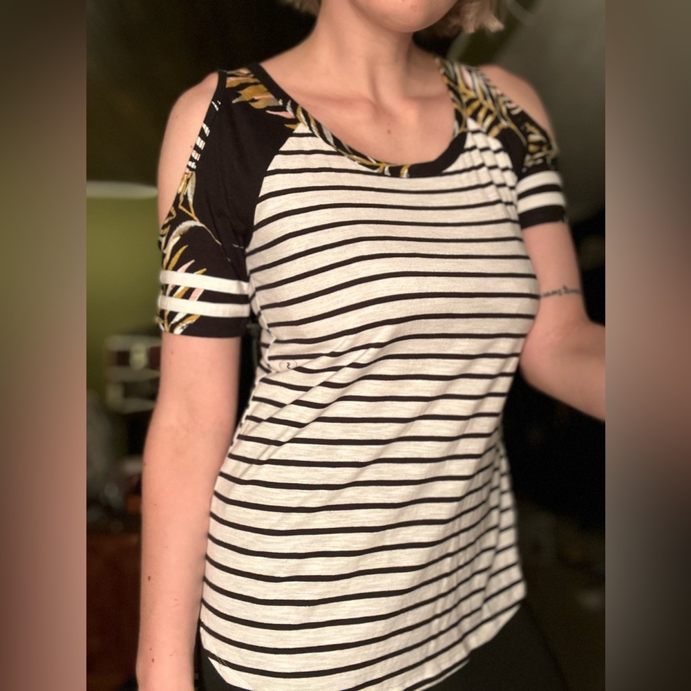 24/7 by Maurices Striped Cold Shoulder Top size S